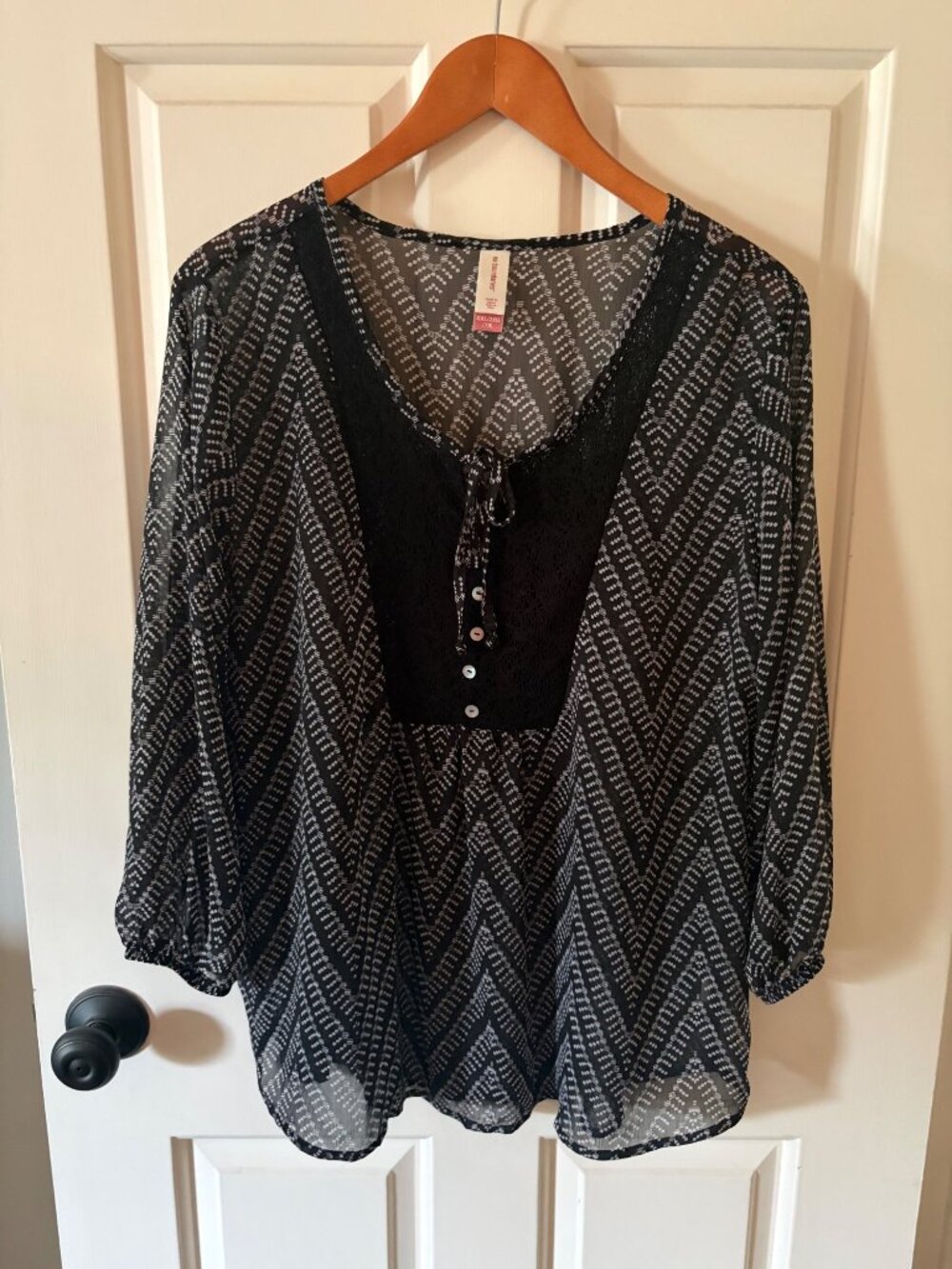 Women's No Boundaries Chevron Tunic Size 2X Lace and Tie-front Neckline - Picture 1 of 8